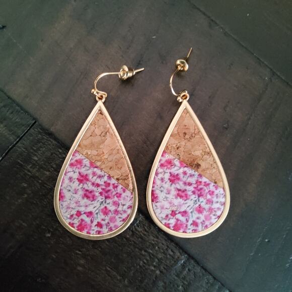 Gold Tone Cork Floral Teardrop Dangle Earrings - Picture 3 of 9